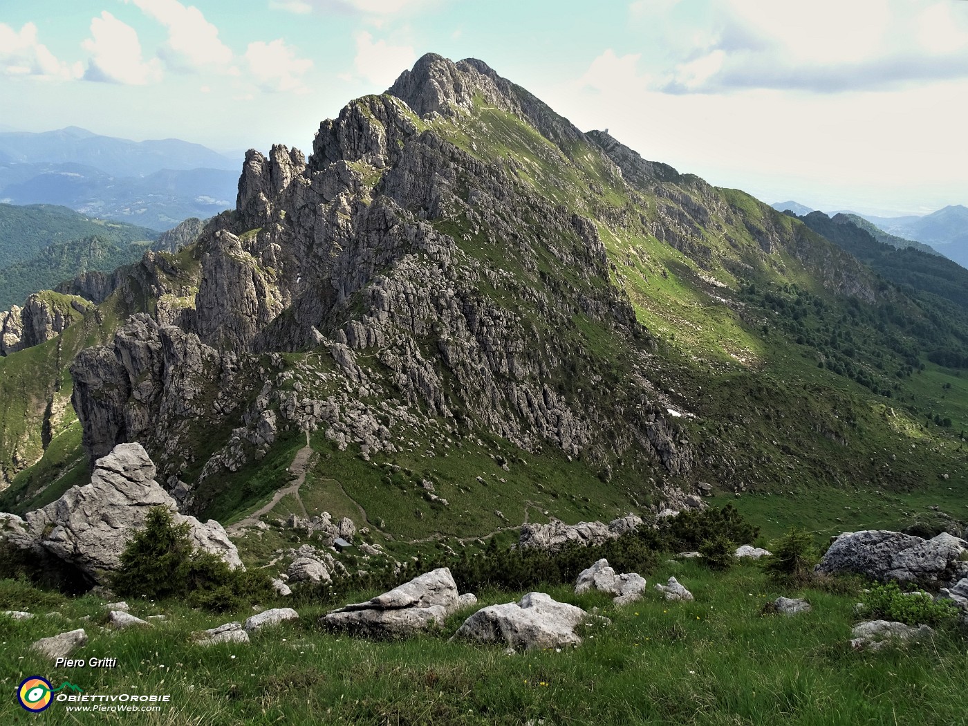 73 Salendo a Cima Croce bella vista in Cima Alben.JPG